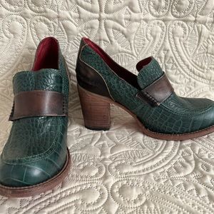 Freebird by Steven. Bellevue. Green and brown croc style.